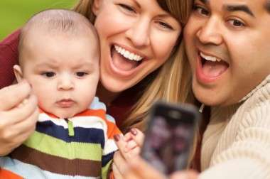 Photos de naissance de bébé sur Facebook : quels risques ?